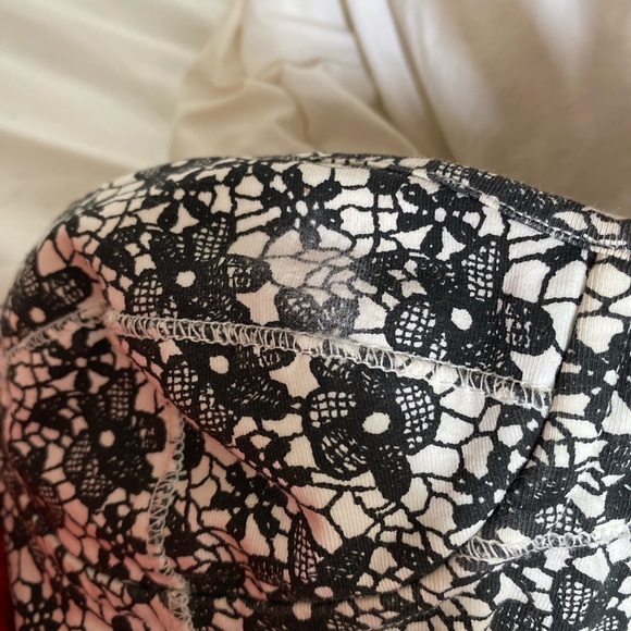 3/$30 ARITZIA floral crop top bustier - Picture 4 of 4